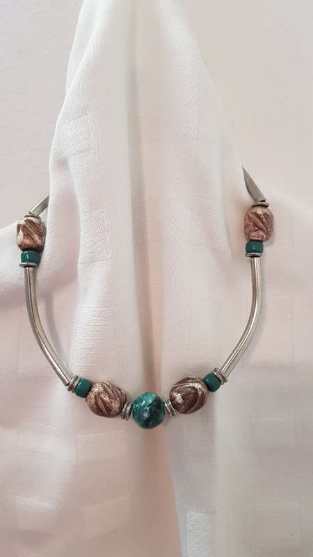 Vintage Costume Jewellery: Choker Necklace with silver tubes and green and brown porcelain beads.