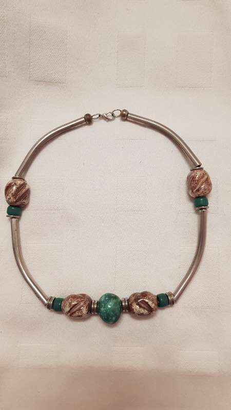 Vintage Costume Jewellery: Choker Necklace with silver tubes and green and brown porcelain beads.