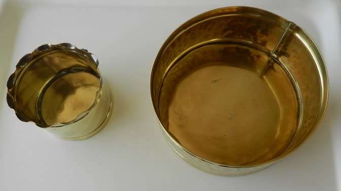 Brass ornaments. 1x 16cm dia. dish and 1x 9cm dia. dish with scalloped edging