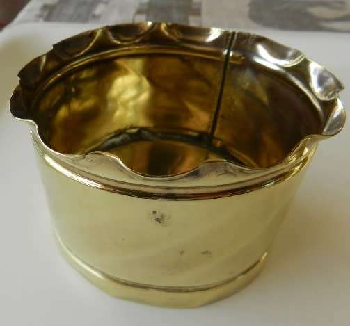 Brass ornaments. 1x 16cm dia. dish and 1x 9cm dia. dish with scalloped edging