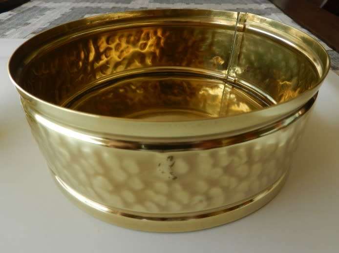 Brass ornaments. 1x 16cm dia. dish and 1x 9cm dia. dish with scalloped edging