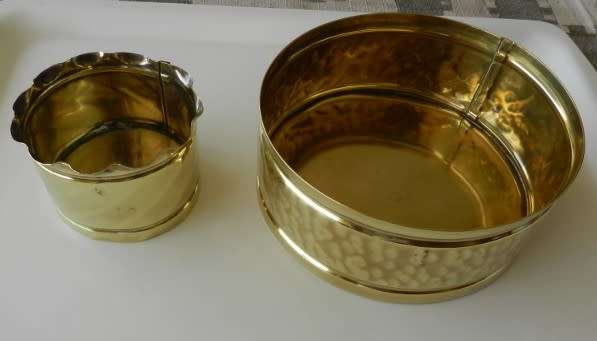 Brass ornaments. 1x 16cm dia. dish and 1x 9cm dia. dish with scalloped edging