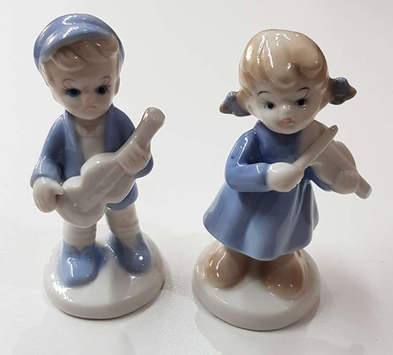 Porcelain figures - Musical boy and girl pair. Boy with mandolin and girl with violin.