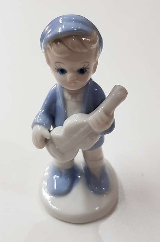 Porcelain figures - Musical boy and girl pair. Boy with mandolin and girl with violin.