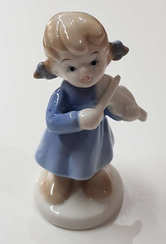 Porcelain figures - Musical boy and girl pair. Boy with mandolin and girl with violin.