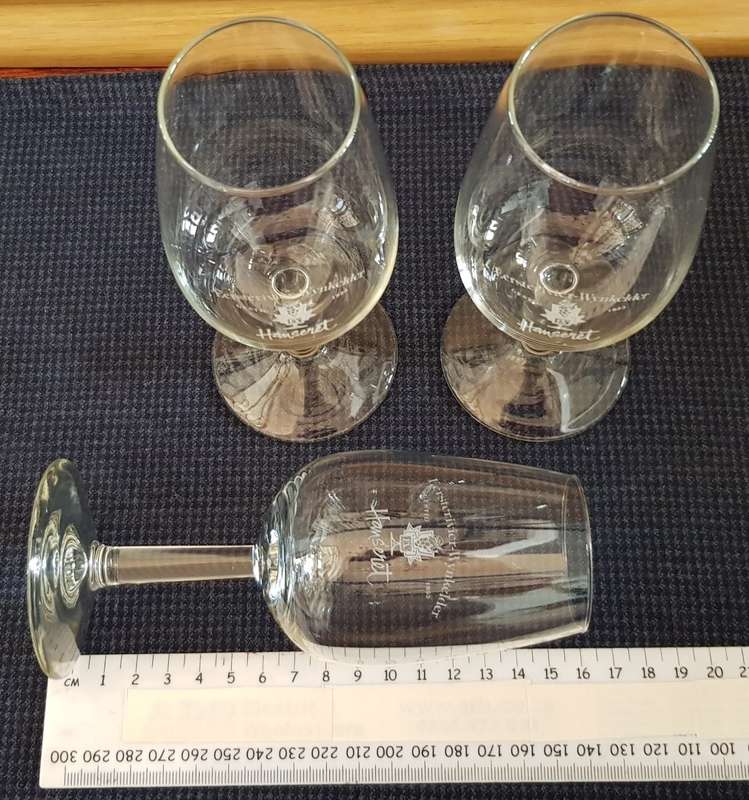 Glassess: 3x Stemmed small wine glasses etched Eersterivier Wynkelder Hanseret.