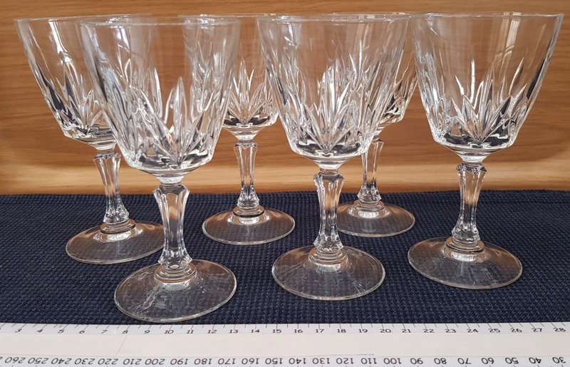 Glasses: Set of 6x Stemmed small wine or sherry glasses with pressed glass design