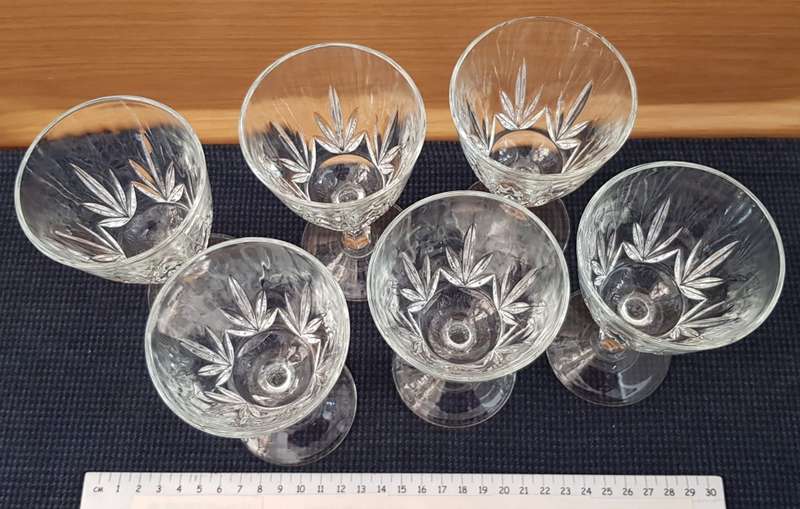 Glasses: Set of 6x Stemmed small wine or sherry glasses with pressed glass design