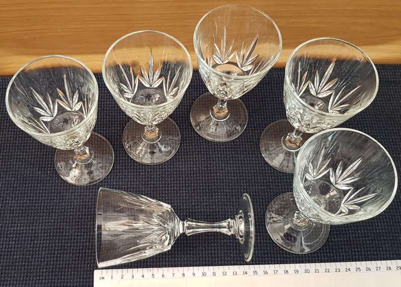 Glasses: Set of 6x Stemmed small wine or sherry glasses with pressed glass design