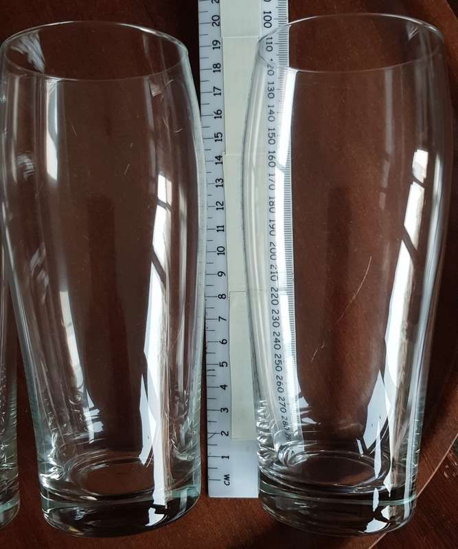 Glasses: Set of 6x Clear glass beer tumblers.
