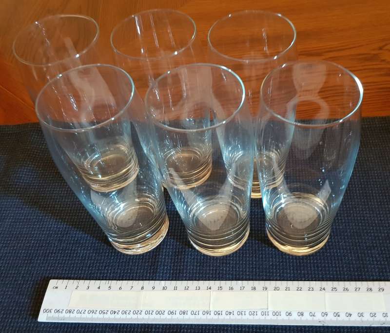 Glasses: Set of 6x Clear glass beer tumblers.