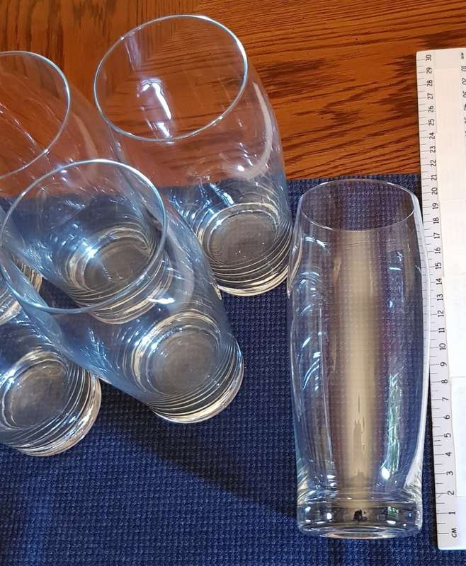 Glasses: Set of 6x Clear glass beer tumblers.