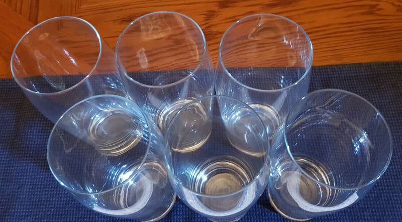 Glasses: Set of 6x Clear glass beer tumblers.