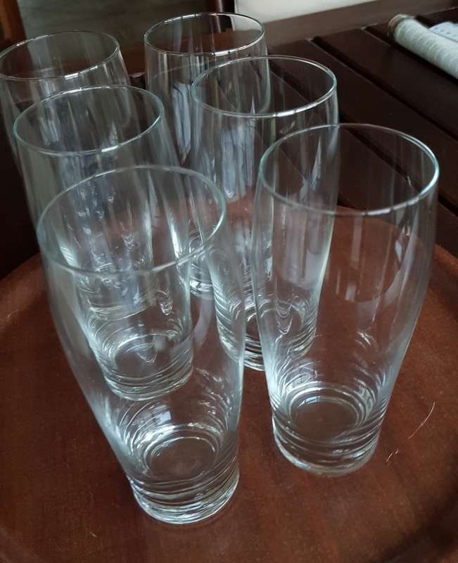 Glasses: Set of 6x Clear glass beer tumblers.