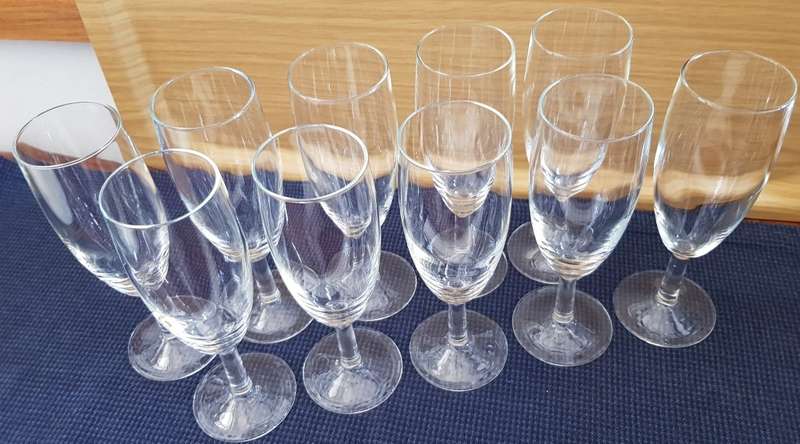 Glasses: Set of 10x Stemmed Champagne flutes in plain glass.