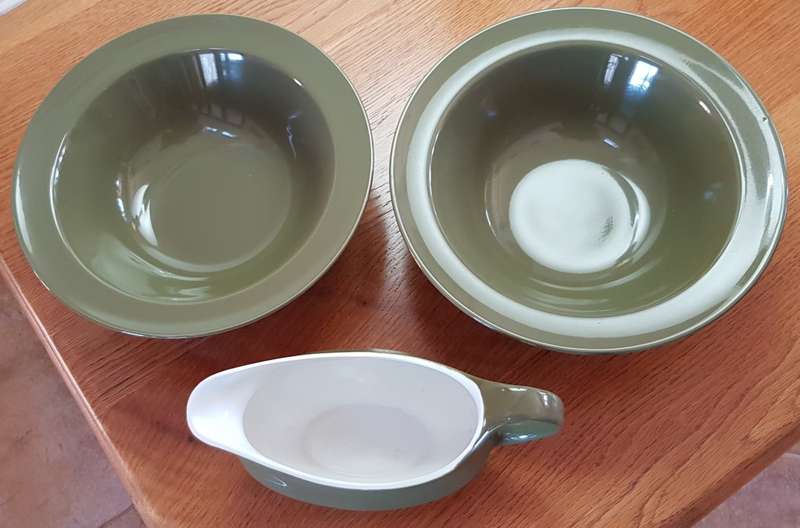 Table Serving Ware Set:   2x Porcelain Bowls green coloured, 1x Porcelain Gravy Boat