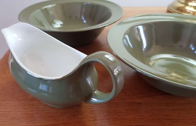 Table Serving Ware Set:   2x Porcelain Bowls green coloured, 1x Porcelain Gravy Boat