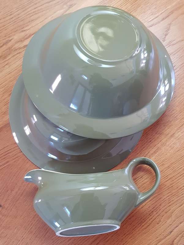 Table Serving Ware Set:   2x Porcelain Bowls green coloured, 1x Porcelain Gravy Boat