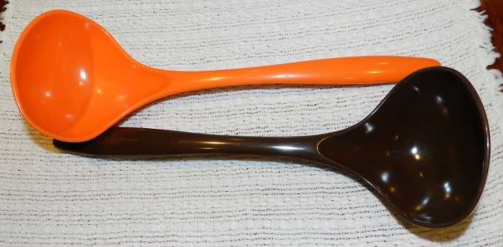 Vintage Kitchen Utensils Set of 2x Addis  Melamine  Ladles.  One in chocolate Brown colour and one