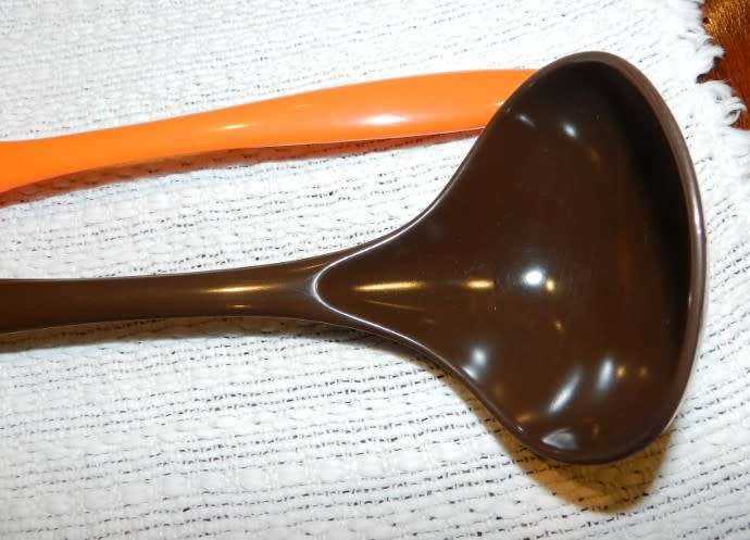 Vintage Kitchen Utensils Set of 2x Addis  Melamine  Ladles.  One in chocolate Brown colour and one