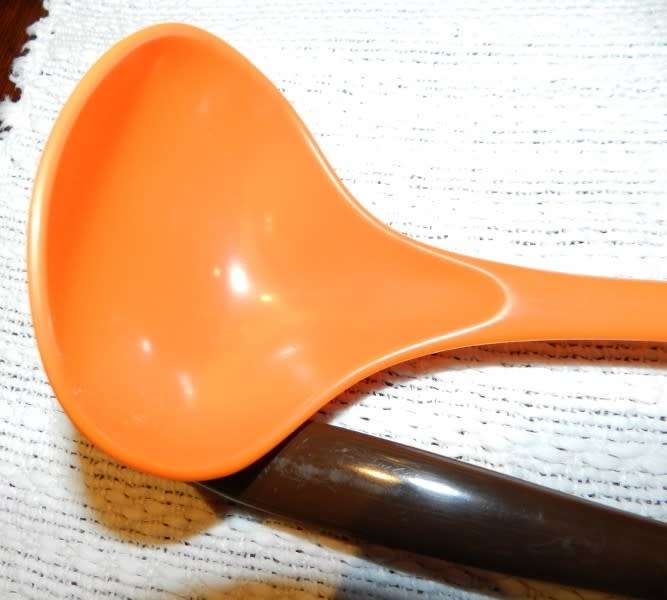 Vintage Kitchen Utensils Set of 2x Addis  Melamine  Ladles.  One in chocolate Brown colour and one