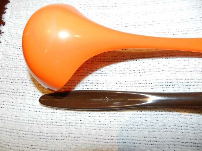 Vintage Kitchen Utensils Set of 2x Addis  Melamine  Ladles.  One in chocolate Brown colour and one