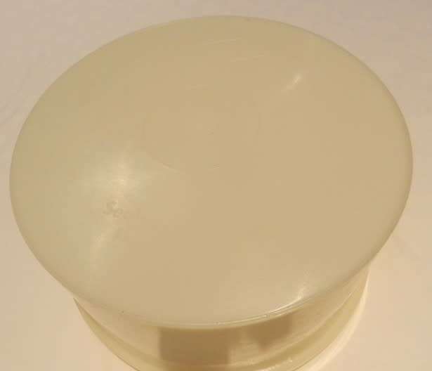 Vintage Round Plastic cake holder/server/storage container with lid. Type Willow Seal n Save