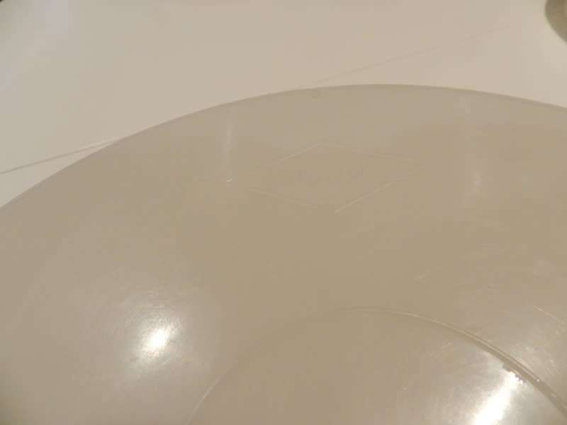 Vintage Round Plastic cake holder/server/storage container with lid. Type Willow Seal n Save