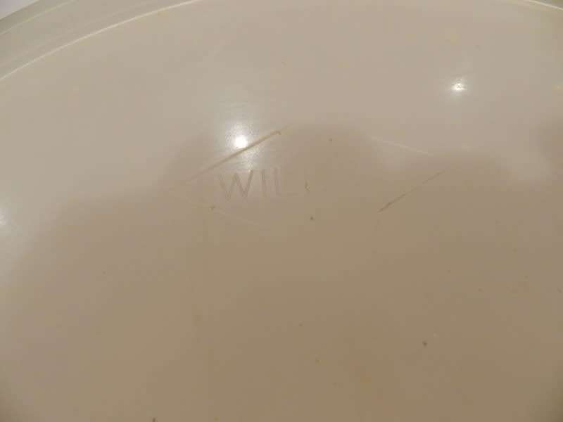 Vintage Round Plastic cake holder/server/storage container with lid. Type Willow Seal n Save