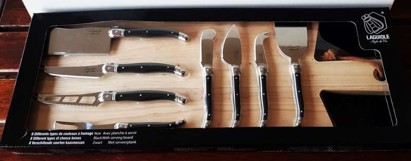 Laguiole Cheese board and knife set. A wooden board with handle and 9x different cheese knives