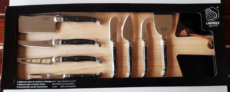 Laguiole Cheese board and knife set. A wooden board with handle and 9x different cheese knives