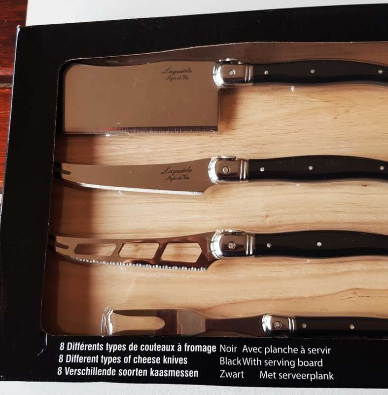 Laguiole Cheese board and knife set. A wooden board with handle and 9x different cheese knives