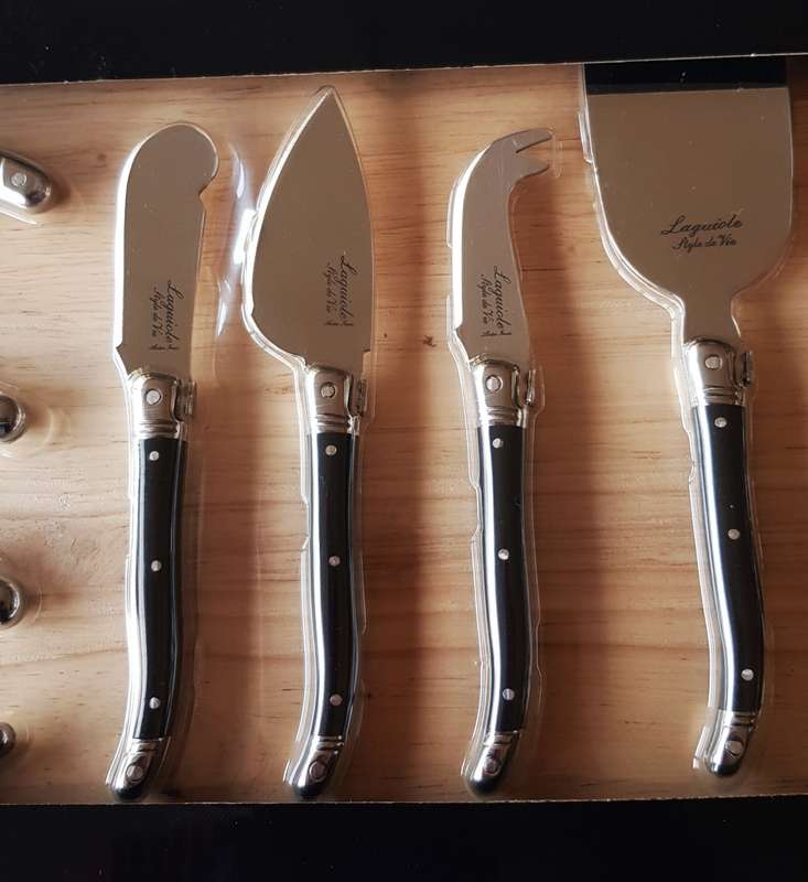 Laguiole Cheese board and knife set. A wooden board with handle and 9x different cheese knives