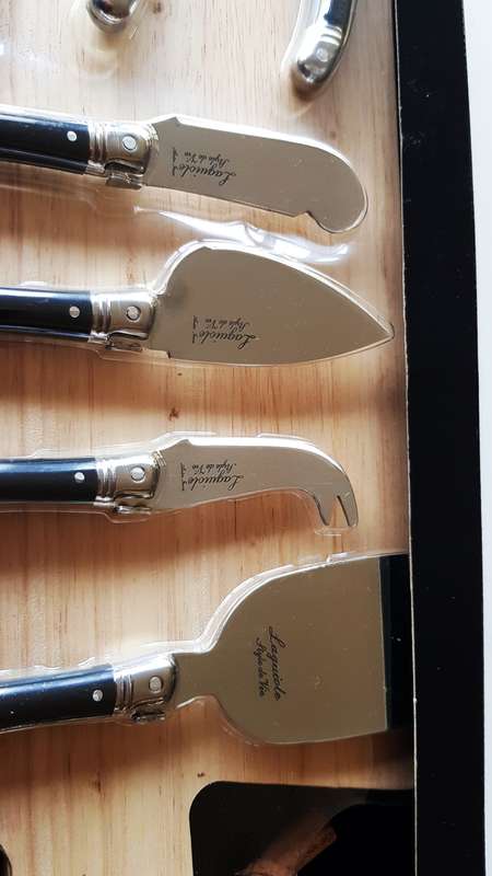 Laguiole Cheese board and knife set. A wooden board with handle and 9x different cheese knives