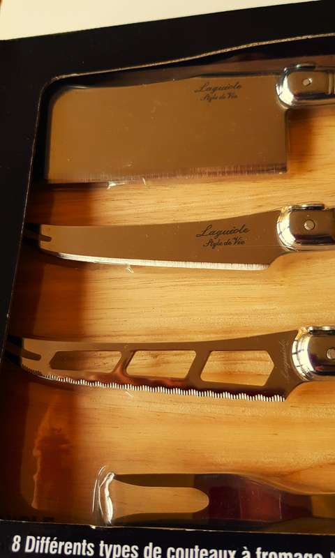 Laguiole Cheese board and knife set. A wooden board with handle and 9x different cheese knives
