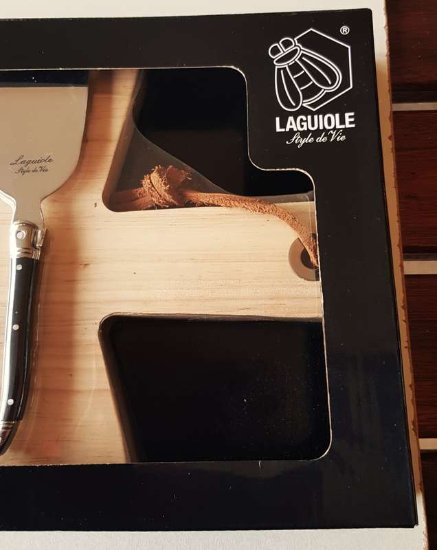 Laguiole Cheese board and knife set. A wooden board with handle and 9x different cheese knives