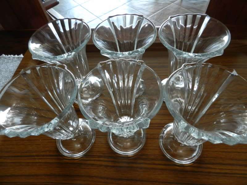 Set of 6x Parfait/Sundae/Gelato heavy footed Goblets. Decorative/moulded Glass.  Made in Italy
