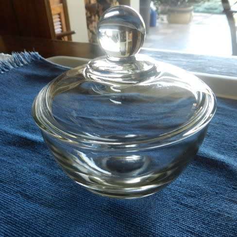 Vintage collectable lidded Sweet/Trinket glass dish.  Anchor Hocking glass made in USA. Clear glass.
