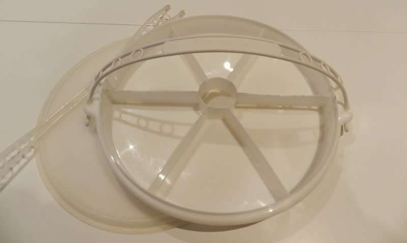 Vintage Round Tupperware Plastic Party 6x segment server/saver with lid and handle.