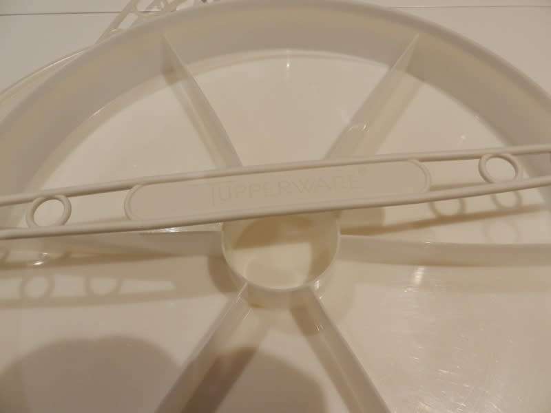 Vintage Round Tupperware Plastic Party 6x segment server/saver with lid and handle.