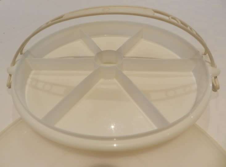 Vintage Round Tupperware Plastic Party 6x segment server/saver with lid and handle.