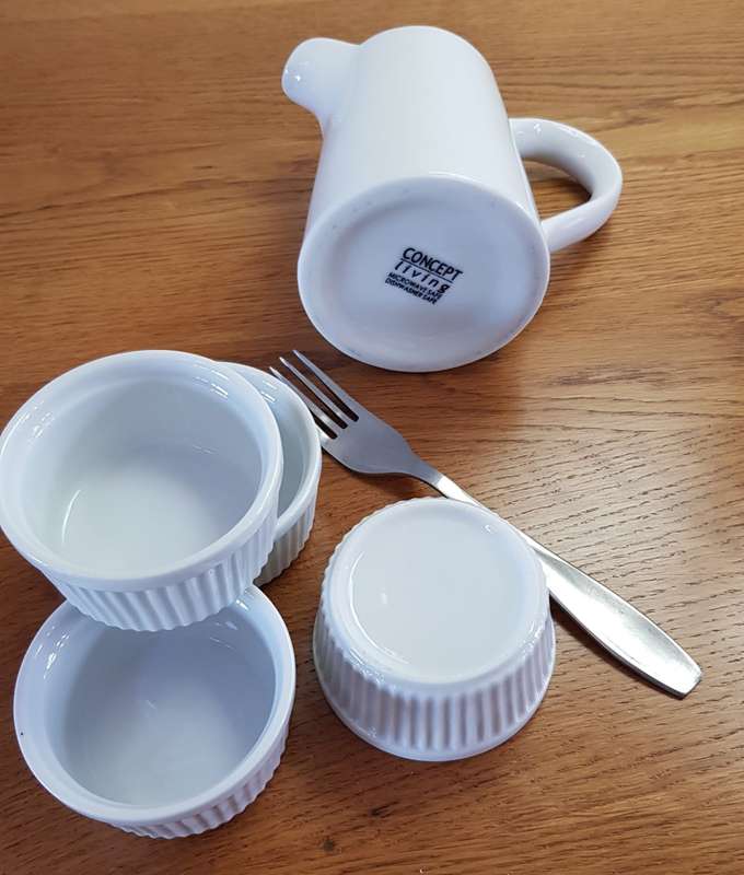 Dinnerware set: Concept Living.  Crockery  5 piece