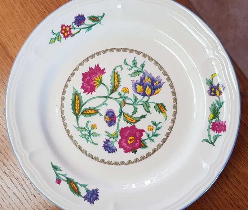 Table Serving Ware Set:   1x Large Porcelain Bowl and matching 1x Porcelain Plate. Floral design.