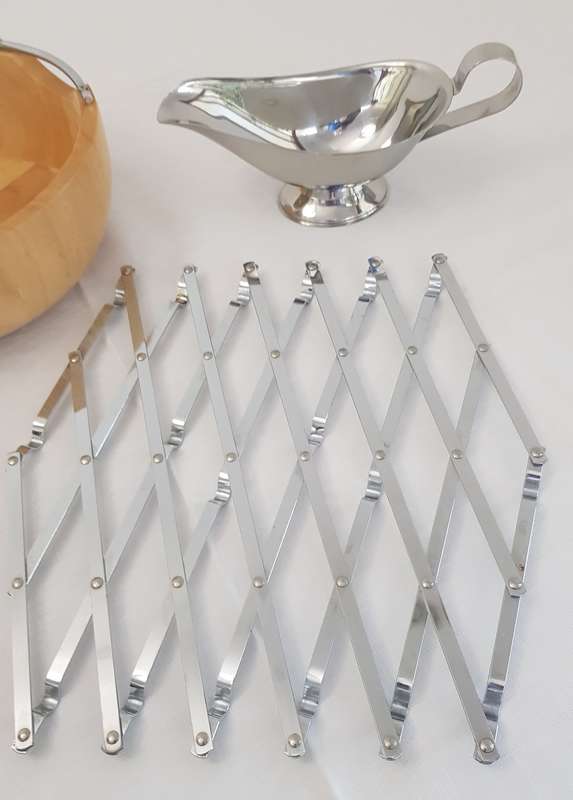 Salad bowl with S/S sauce boat and extendable pot trivet.