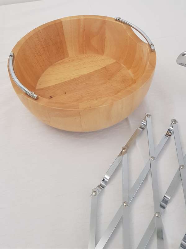 Salad bowl with S/S sauce boat and extendable pot trivet.