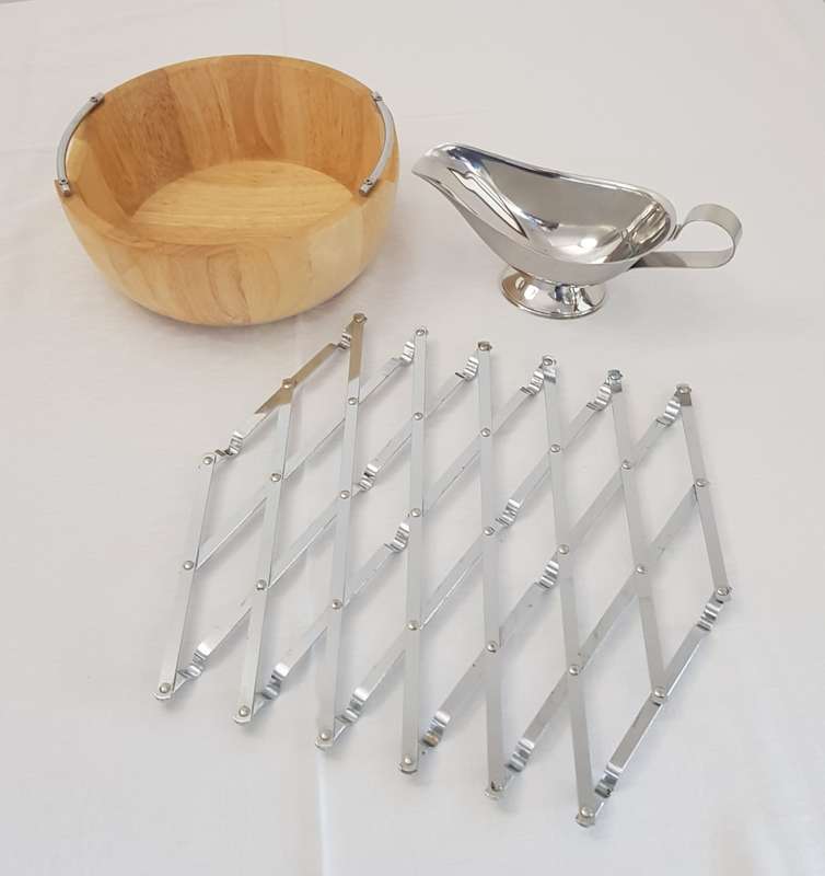 Salad bowl with S/S sauce boat and extendable pot trivet.