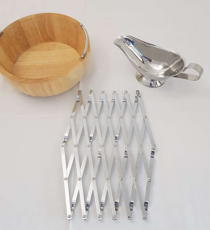 Salad bowl with S/S sauce boat and extendable pot trivet.