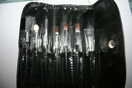 7PIECE MAKE UP BRUSH SET IN POLKA DOT POUCH