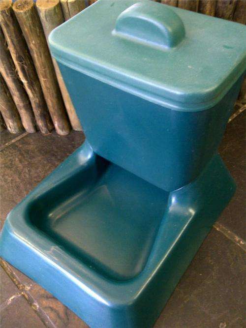 Plastic Dog Feeder - CRAZY WEDNESDAY - NO RESERVE! R595 Value!!