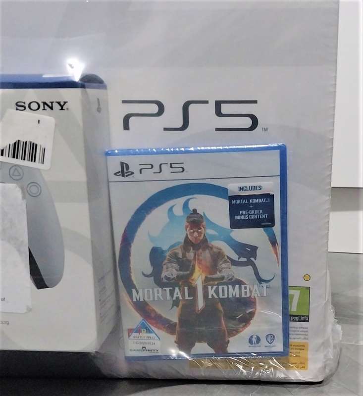 PlayStation 5 Disc edition +Mortal Kombat 1 + 2 DualSense Controllers Bundle (Brand new sealed)